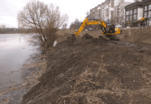 Автомобільні шини, скло та пластик: що дістають з водойми на Озерній