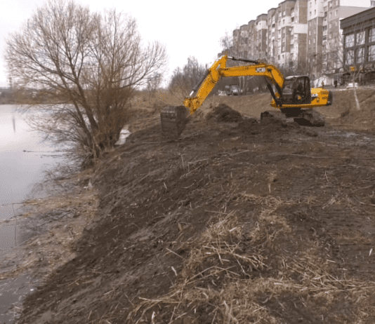 Автомобильные шины, стекло и пластик: что достают из водоема на Озерной
