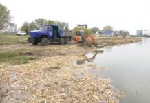 Городской пляж продолжают обновлять к купальному сезону