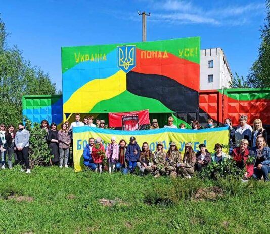 Ко Дню Героев у Хмельницкого высадили почти сотню кустов калины и сирени