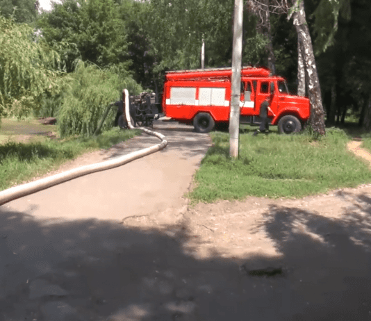 В парке им. Чекмана чистят водоем