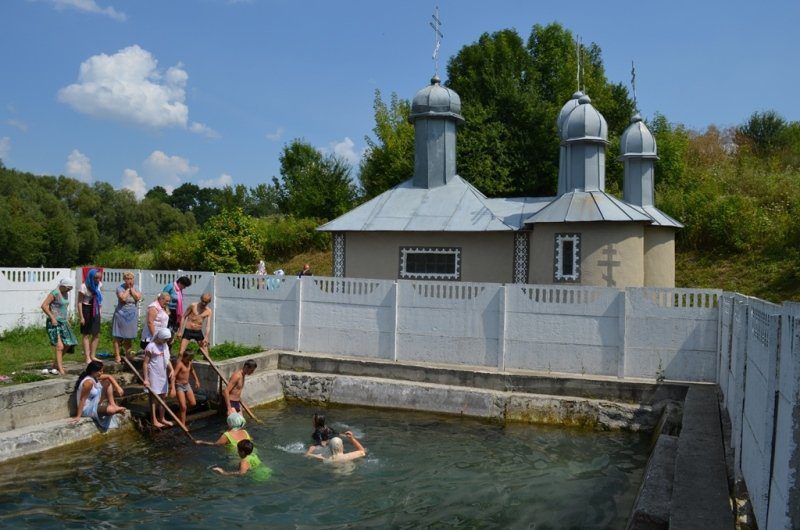 Аузында бөтен жыныс мүшесі бар әйел (порно фото) Ашық іш киім шоуы